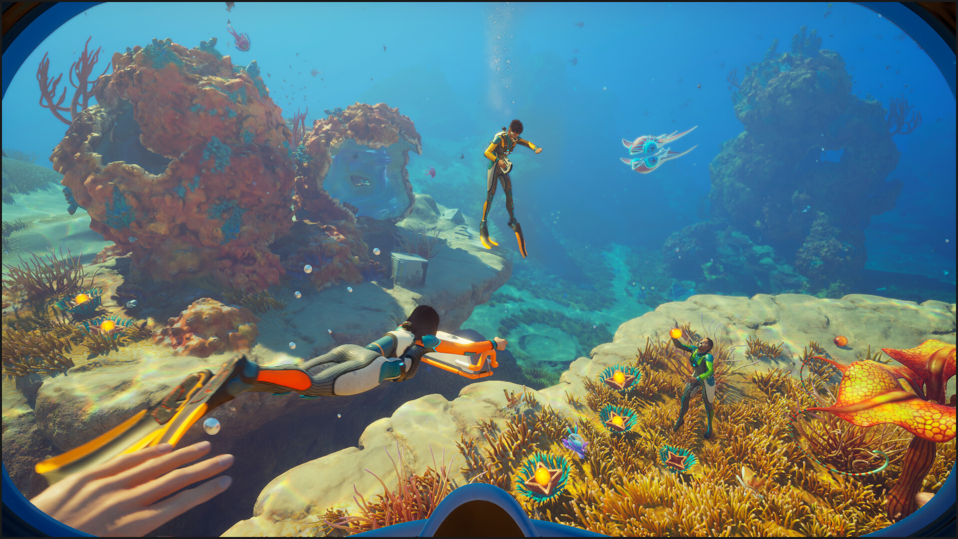 Dois mergulhadores exploram um recife alienígena no modo cooperativo de Subnautica 2